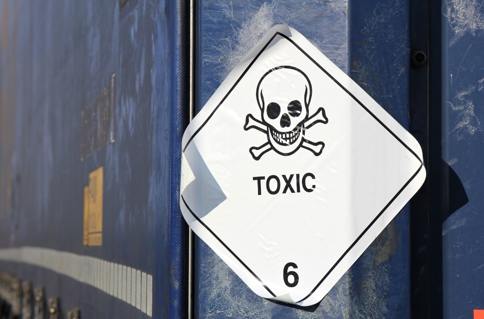 The label of Dangerous Goods Class 3, which is toxic substances, is attached to the liquid fuel drum.