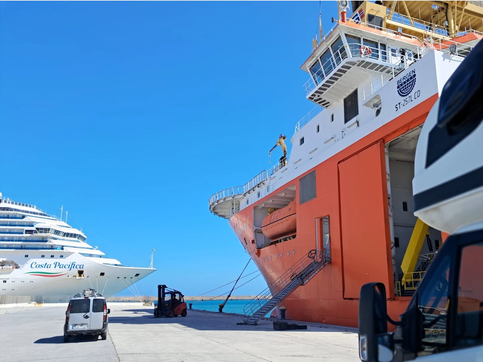 One of OSE Euro's vans next to a ship for sea freight logistics. 